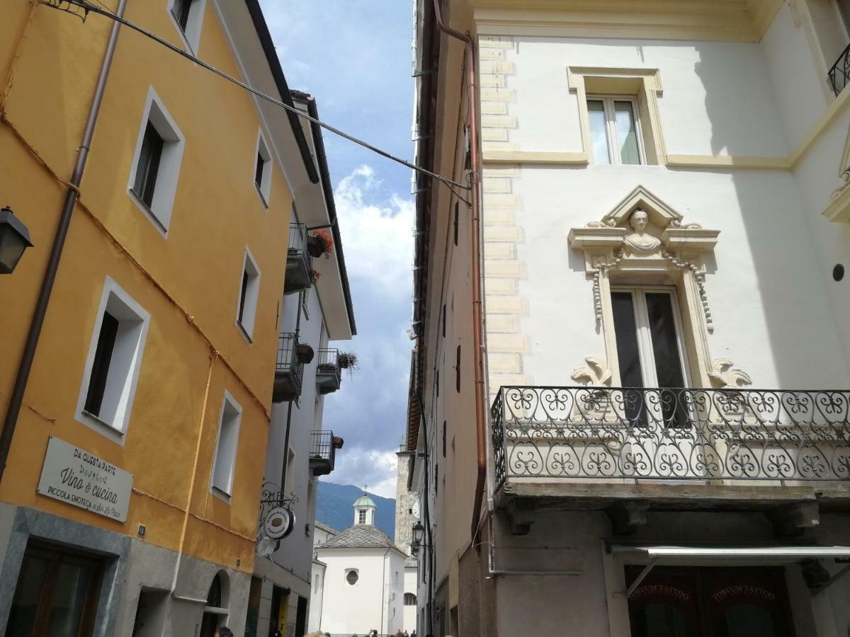 Appartamento Nel Centro Storico Di Aosta Con Vista Sui Ghiacciai エクステリア 写真