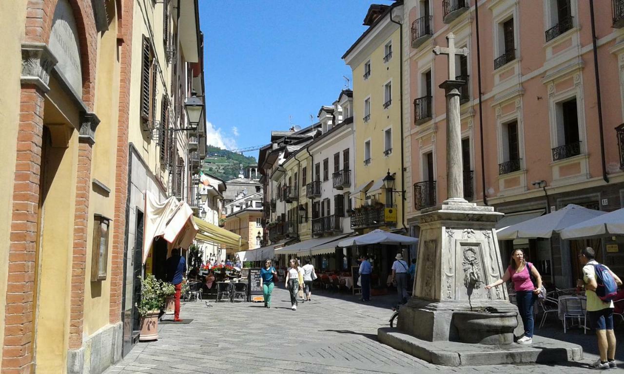 Appartamento Nel Centro Storico Di Aosta Con Vista Sui Ghiacciai エクステリア 写真